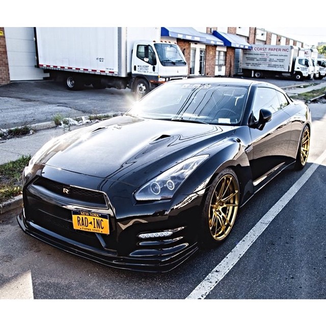 nissan gtr black and gold