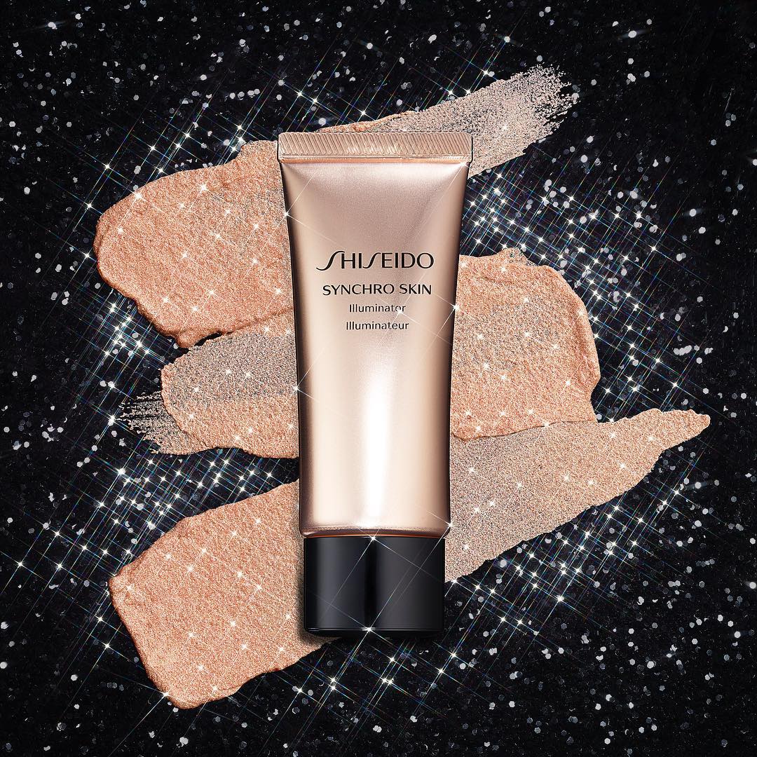 Тональное средство shiseido synchro skin. Шисейдо хайлайтер. Шисейдо тоналка сияние. Shiseido Illuminator. Иллюминайзер шисейдо.