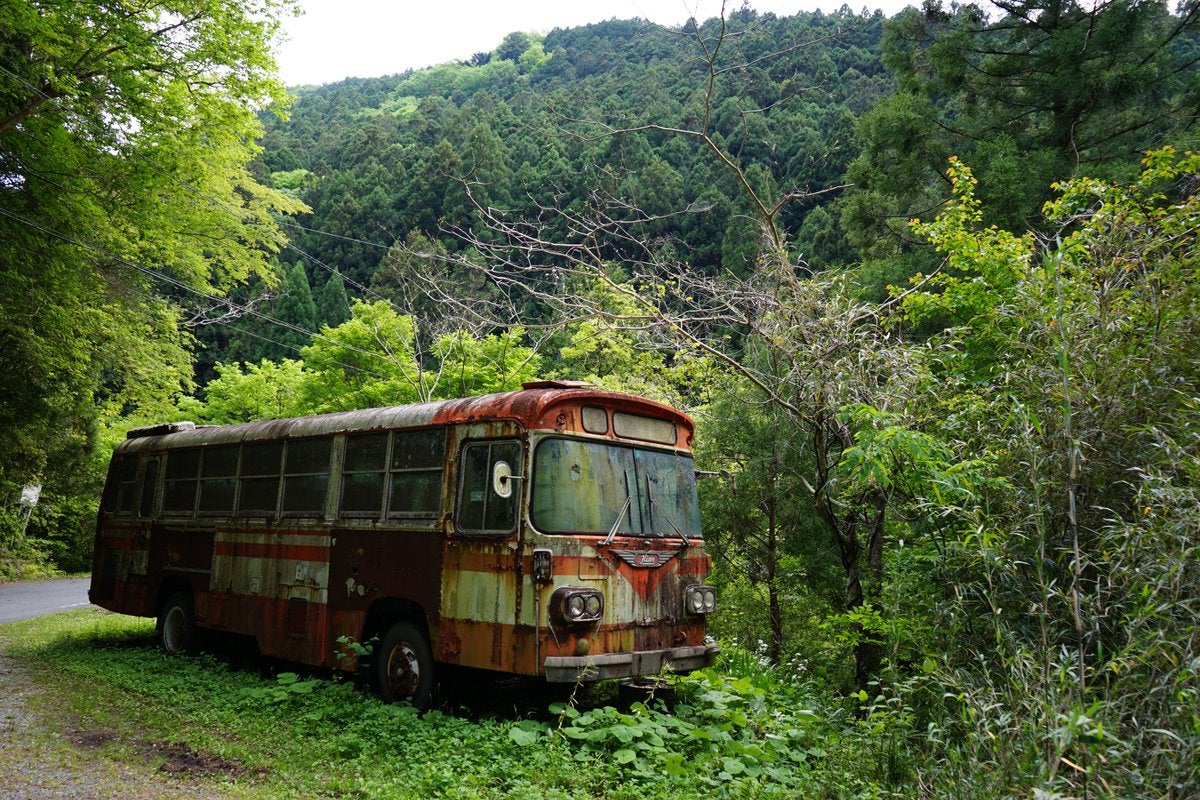 Old bus abandoned in the mountains - Alo Japan