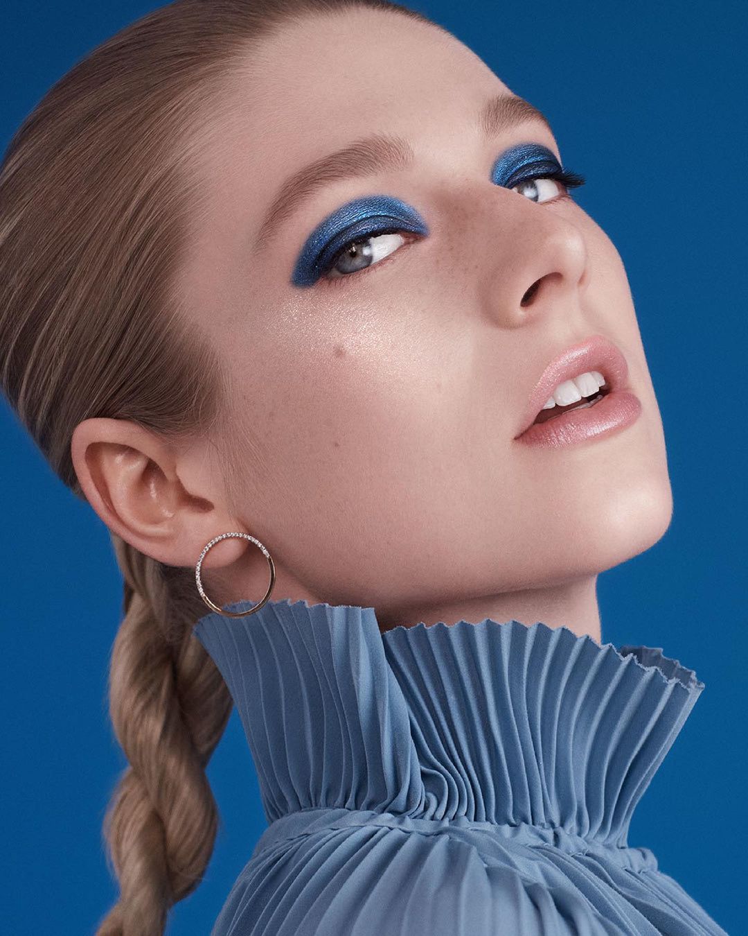 SHISEIDO: #HunterSchafer is feeling blue with POP PowderGel Eyeshadow ...