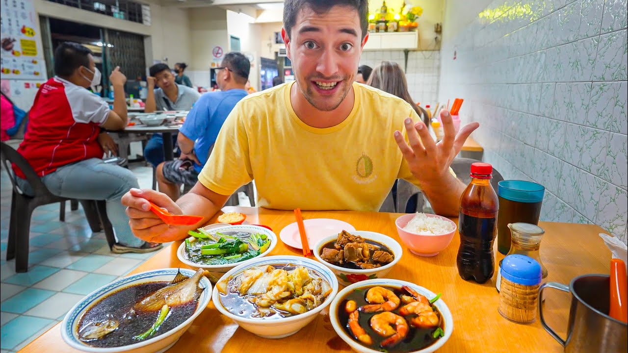 Malaysian Street Food in Borneo!! SEAFOOD Bak Kuh Teh (You've NEVER ...