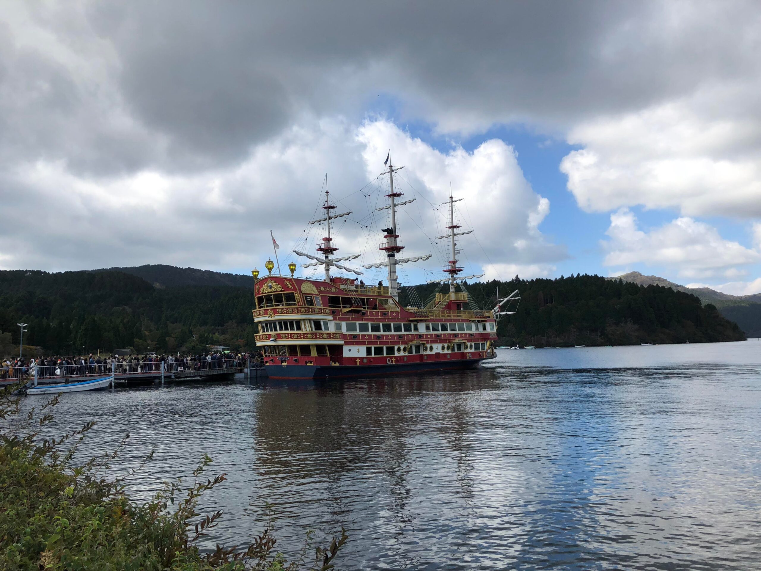 Hakone Lake Ashi “pirate ship” - Alo Japan