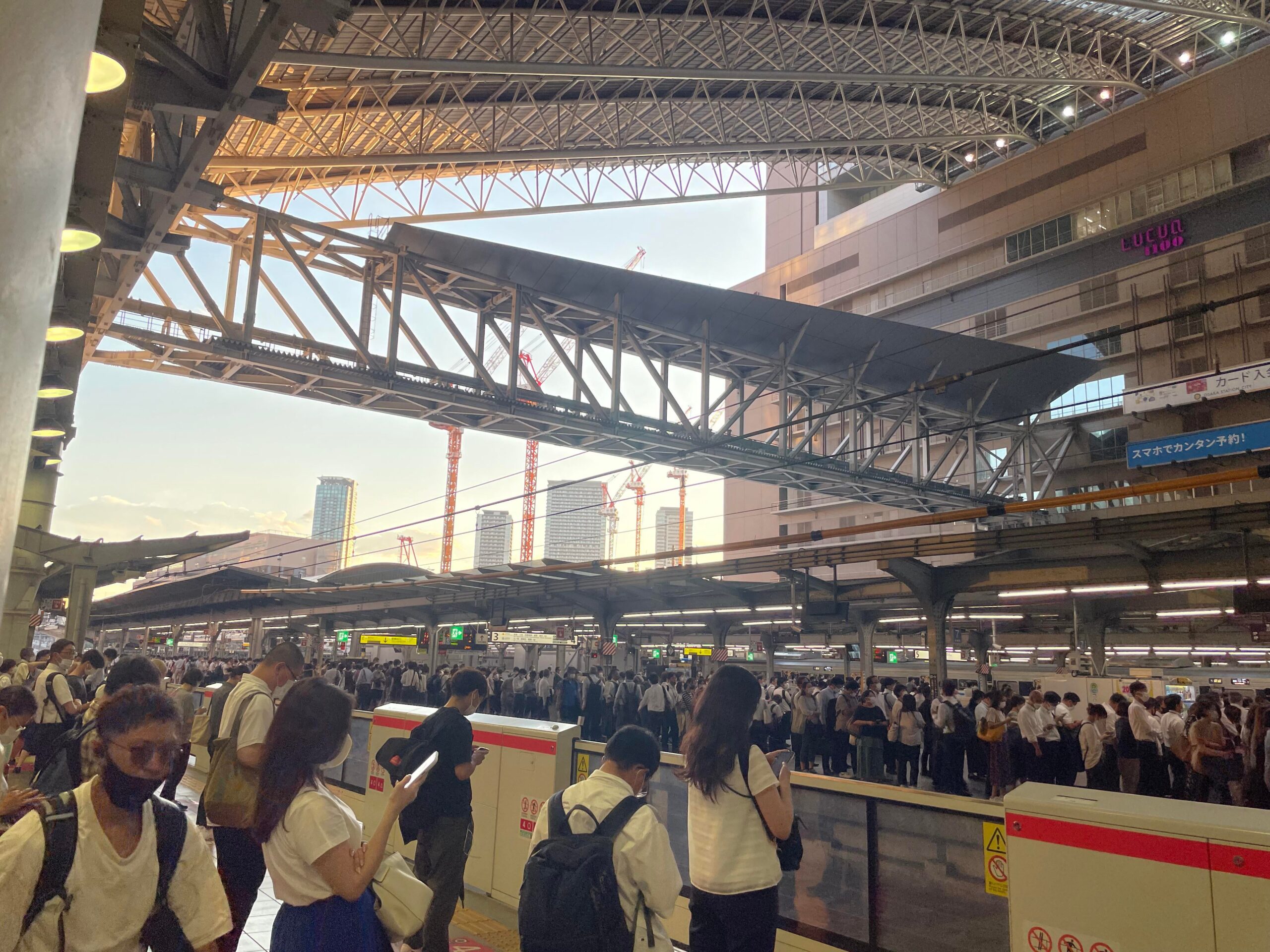 rush-hour-at-saka-station-alo-japan